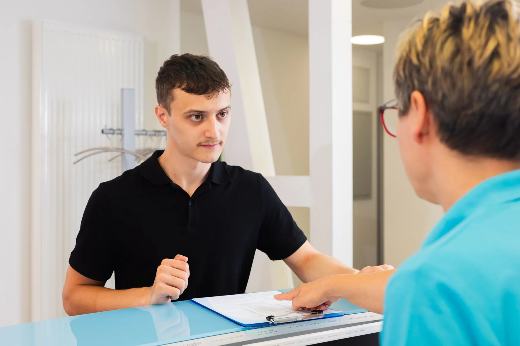 Persönliches Gespräch zwischen Patient und Praxisteam