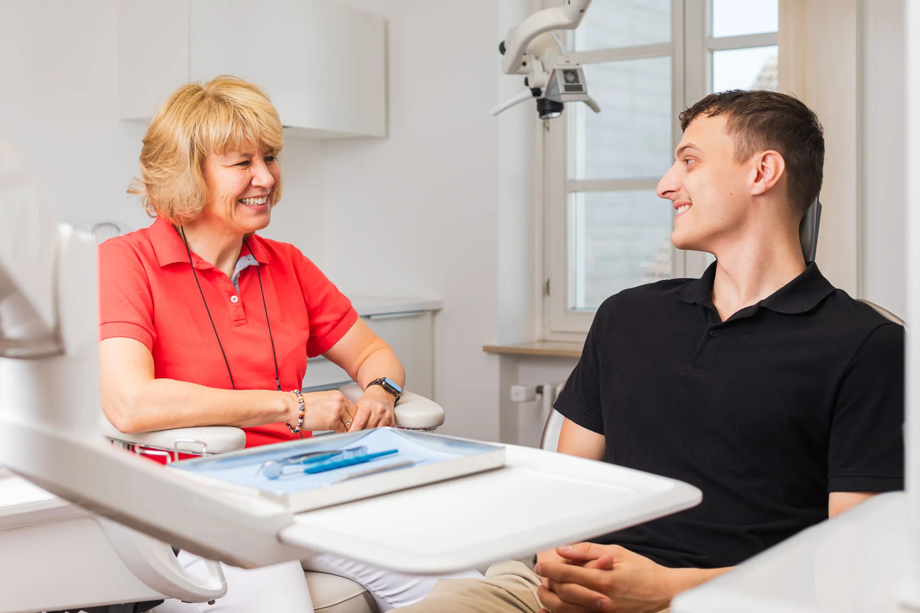 Dr. Mersch-Waldhorst im persönlichen Gespräch mit einem Patienten
