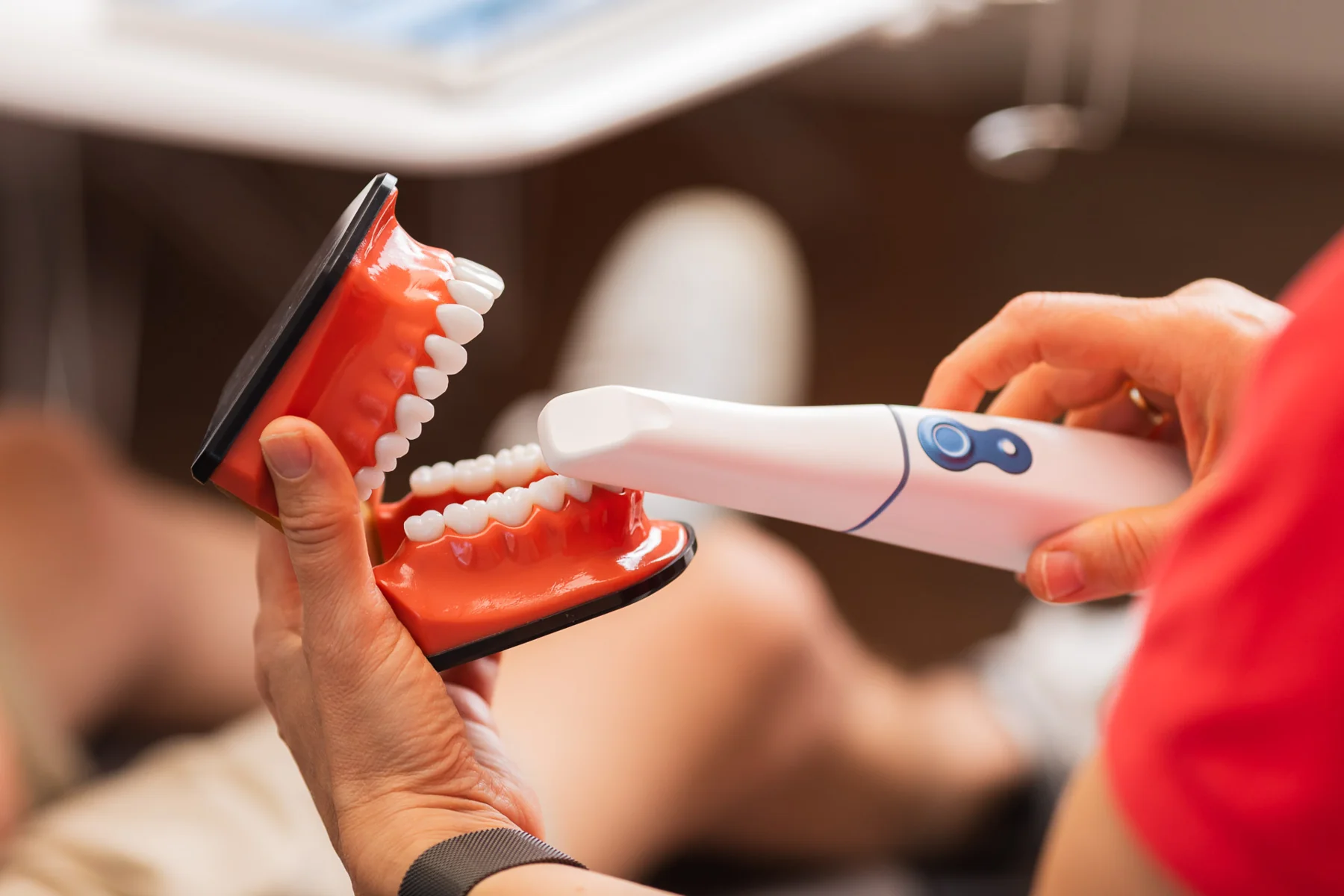 Demonstration eines Intraoralscanners an einem Zahnmodell